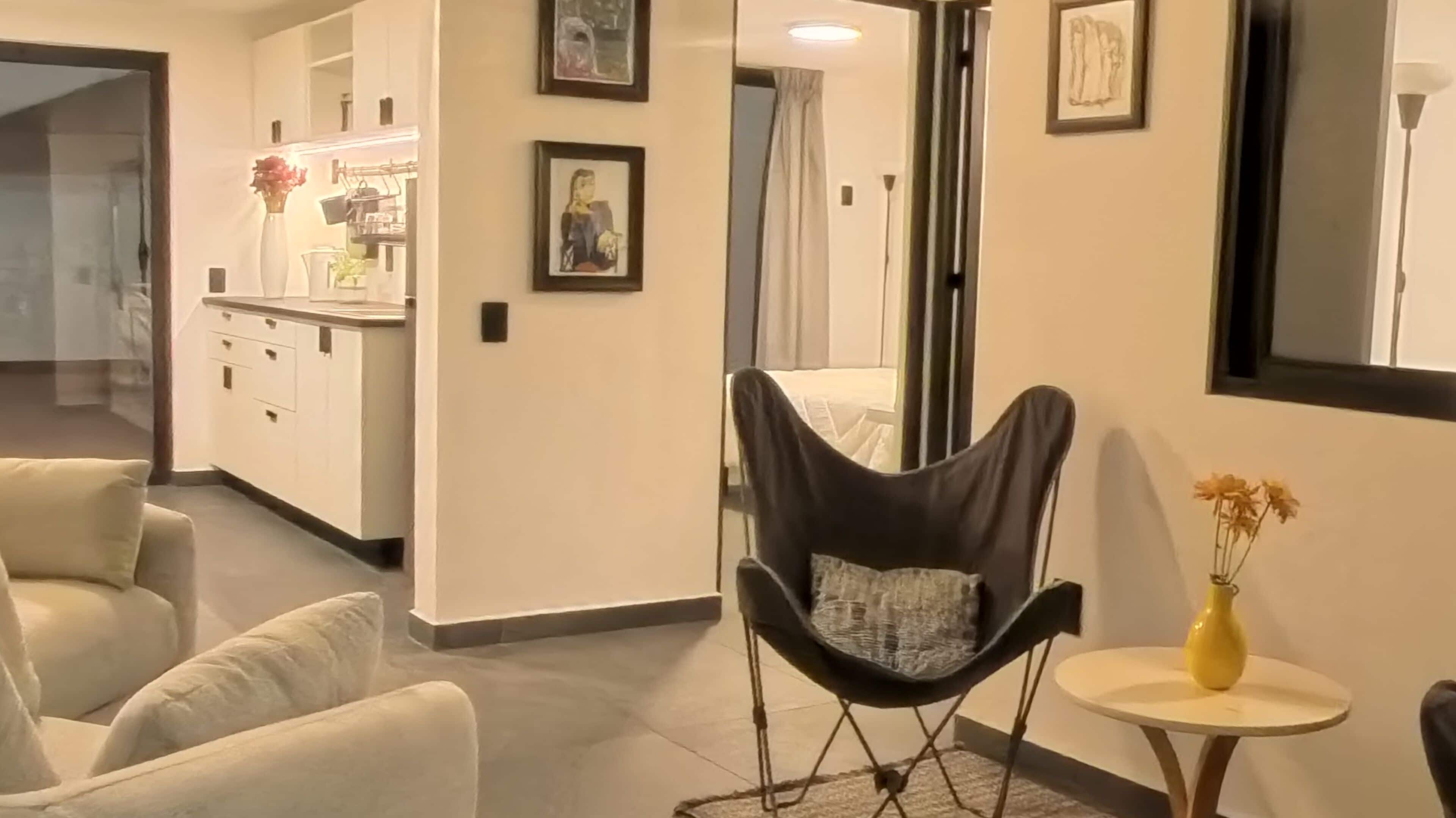 Loft Deluxe, 2 chambres, animaux de compagnie interdits, dans l’édifice annexe | Aire de séjour | Écran d’ordinateur