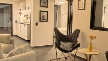 Loft Deluxe, 2 chambres, animaux de compagnie interdits, dans l’édifice annexe | Aire de séjour | Écran d’ordinateur