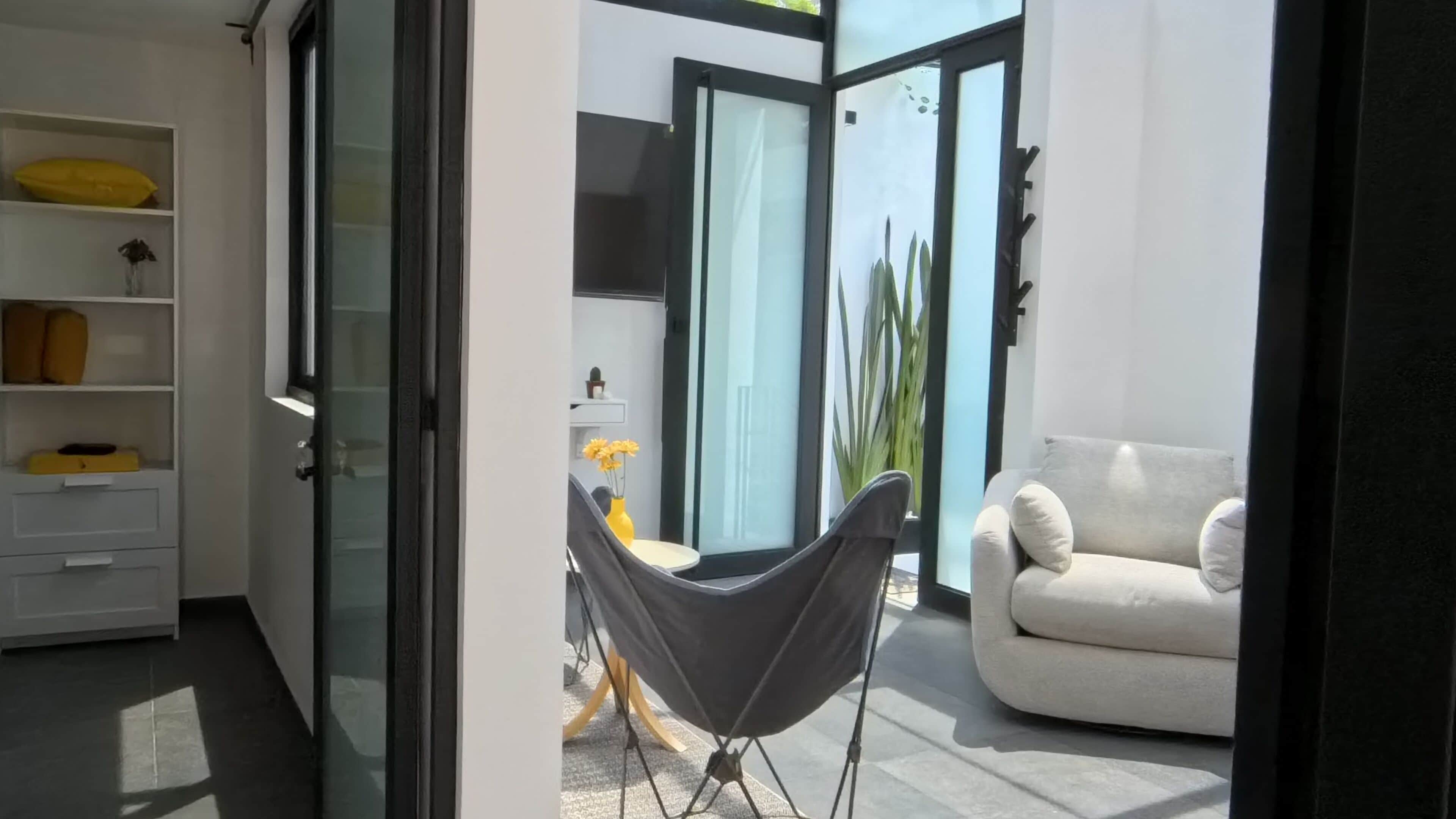 Loft Deluxe, 2 habitaciones, no se aceptan mascotas, en edificio contiguo | Área de sala de estar | Monitor de computadora 