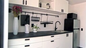 Loft Deluxe, 2 habitaciones, no se aceptan mascotas, en edificio contiguo | Cocina privada | Refrigerador, microondas, parrilla de estufa y cafetera y tetera