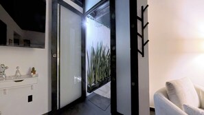 Loft luxo, 2 quartos, não aceita animais de estimação, em edifício anexo | Área de estar | Monitores de computador