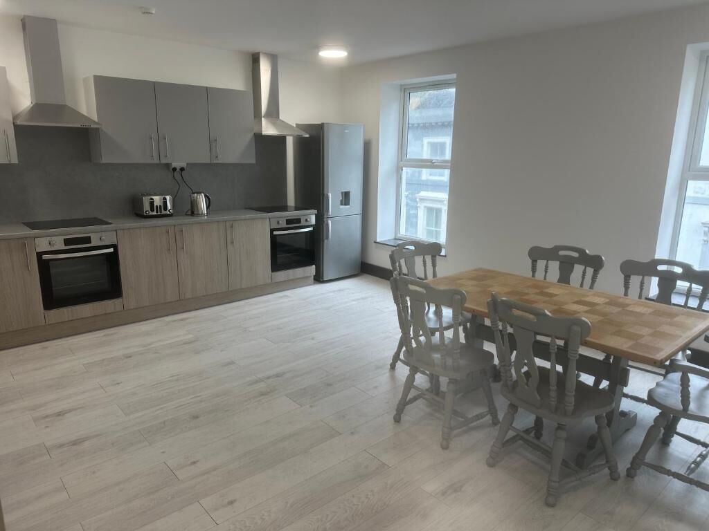 Room, 1 Bedroom | Dining room