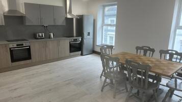 Room, 1 Bedroom | Dining room
