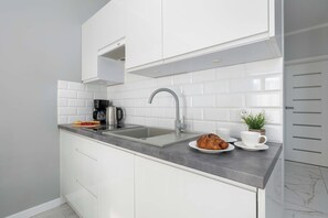 Kühlschrank, Mikrowelle, Herdplatte, Geschirrspüler