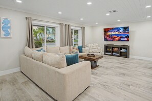 Smart TV - Resort-Style Canal Home with Heated Pool + Tiki Bar (Apollo Beach)