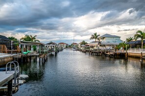 Marina - Resort-Style Canal Home with Heated Pool + Tiki Bar (Apollo Beach)