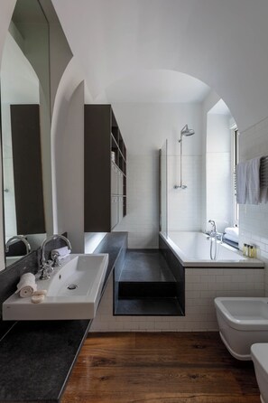 Hair dryer, bidet, towels, soap - Casa Loggia, a Burghesius home (Roma)