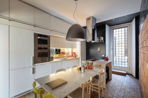 Fridge, microwave, oven, stovetop - Casa Loggia, a Burghesius home (Roma)