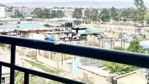 Vista di una città con edifici, un campo sportivo e un cielo sereno.