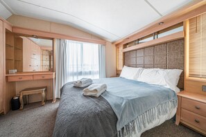 2 slaapkamers, een strijkplank/strijkijzer, beddengoed