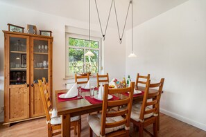 Dining - Holiday Home Hummelchens Meeresbrise with Terrace, Private Garden and Wi-Fi (Pellworm)