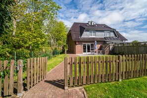 Exterior - Holiday Home Hummelchens Meeresbrise with Terrace, Private Garden and Wi-Fi (Pellworm)