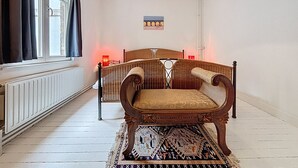 A room with a bed, a radiator, a window with curtains, and a hanging light fixture. - Maison No Catiau - De Panne (De Panne)