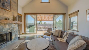 House, Multiple Beds, Hot Tub, Mountain View (Wilderness Club Home) | Living area