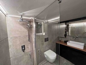 Douche, sèche-cheveux, serviettes fournies, savon