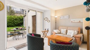 A modern living room with a sofa, armchairs, a coffee table, and a dining area with chairs and a table. - 900m beach, house 4 adults / 2 kids (Sarzeau)