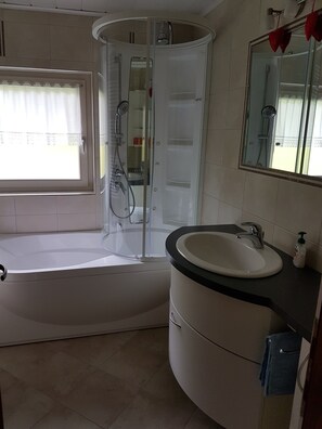 Bathroom - Apartment 'Haus Bergwies' with Mountain View, Shared Pool and Wi-Fi (Caines)