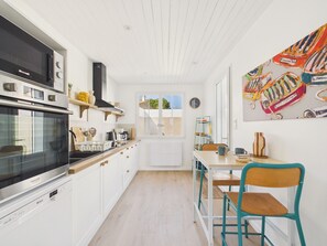Fridge, microwave, oven, dishwasher - House for 7 with garden near the sea (Brem-sur-Mer)