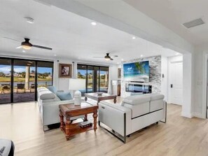 TV - Stunning five-bedroom, 3 full bathroom home with views of lake and golf course (Marco Island)