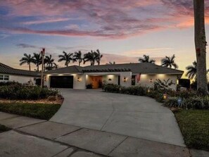 Exterior - Stunning five-bedroom, 3 full bathroom home with views of lake and golf course (Marco Island)