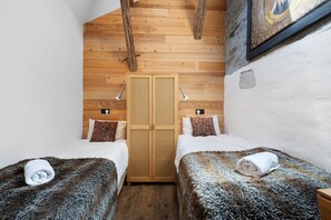 4 bedrooms, iron/ironing board, WiFi, bed sheets