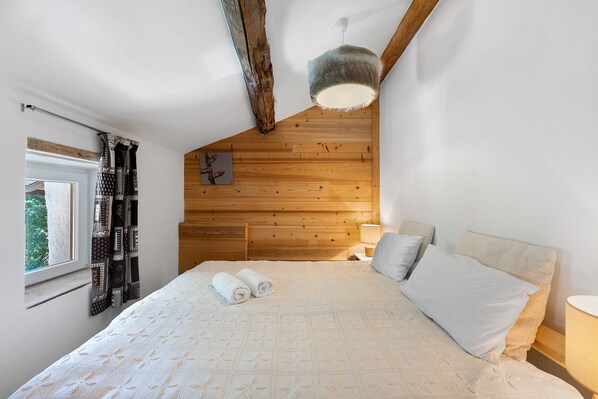 4 bedrooms, iron/ironing board, WiFi, bed sheets