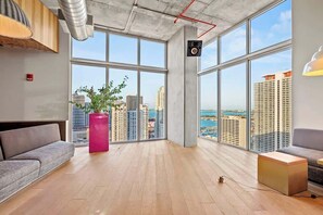 TV - Downtown Miami Condo with Balcony & Rooftop Pool (Miami)