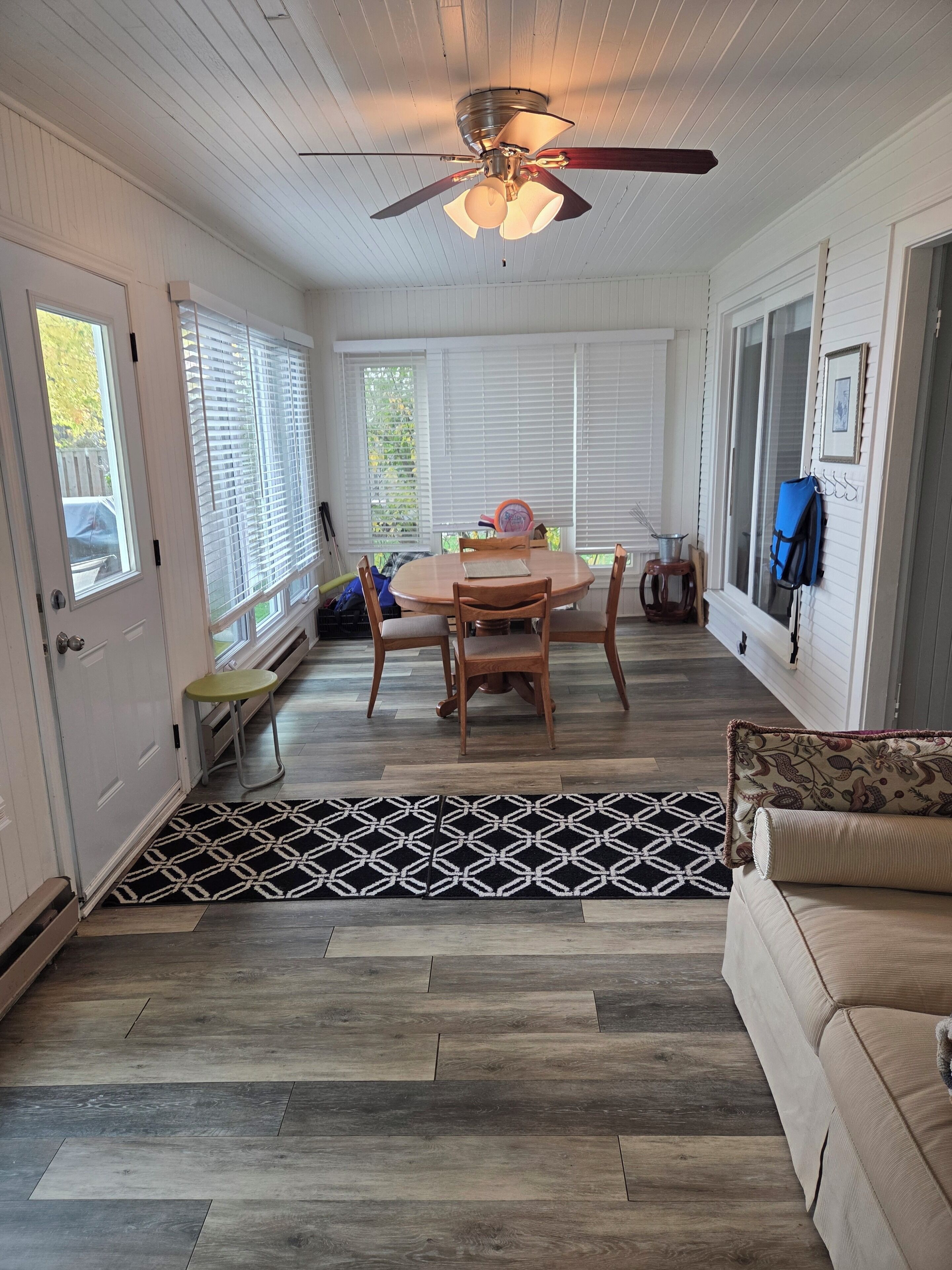 Lake Front Cottage With Private Dock 4 Bedroom  2 Bathroom - Georgina