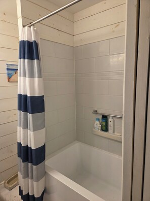 Towels, soap, toilet paper - Lake front cottage with private dock
4 Bedroom  2 bathroom (Innisfil)
