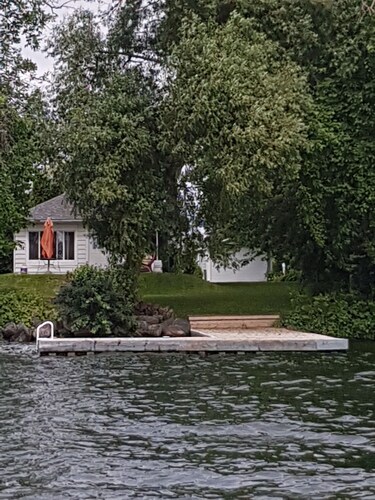 Lake front cottage with private dock
4 Bedroom  2 bathroom