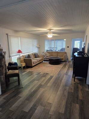 Living area - Lake front cottage with private dock
4 Bedroom  2 bathroom (Innisfil)