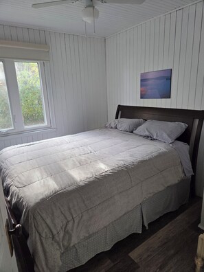 Room - Lake front cottage with private dock
4 Bedroom  2 bathroom (Innisfil)