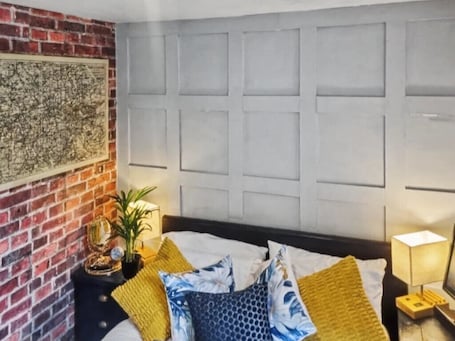 1 bedroom, iron/ironing board, internet, bed sheets. Cosy Private Studio | Hampton Hill | Walk to Bushy Park | Free Parking & WiFi