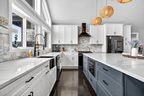 Private kitchen - Family Lakefront Getaway - Pool - Hot Tub (Antioch)