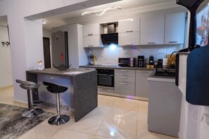 Fridge, microwave, oven, stovetop - Fresh Spicy 1bd Amusement Arcade (Paleo Faliro)