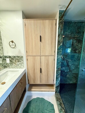 Dusche, Haartrockner, Handtücher, Seife