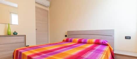 2 habitaciones, tabla de planchar con plancha y cuna de viaje