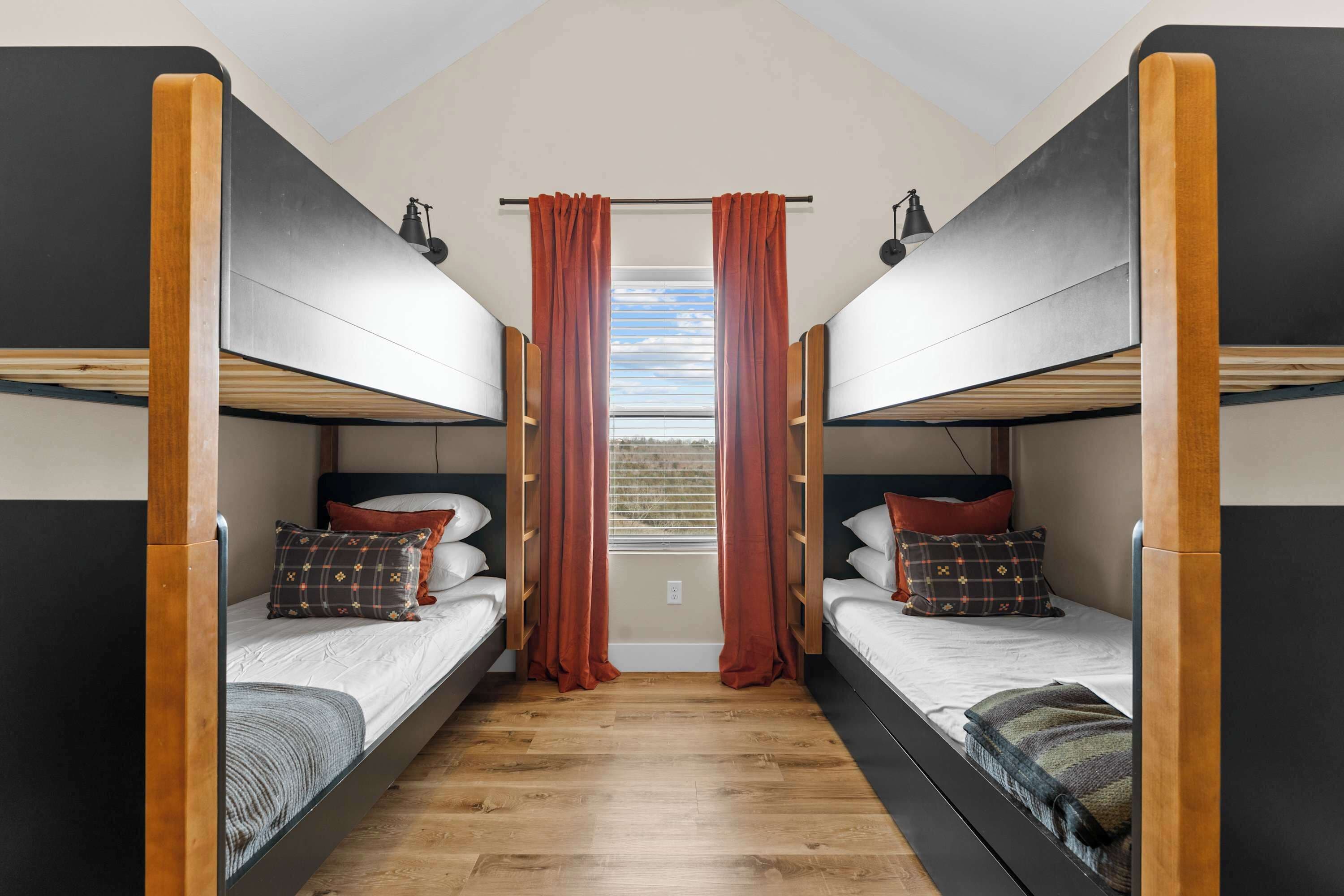 Casa, varias camas, bañera de hidromasaje, vistas al jardín (The Roost )