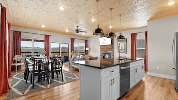 House, Multiple Beds, Hot Tub, Garden View (The Roost ) | Interior