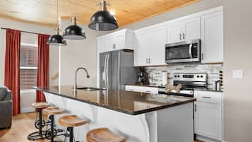 House, Multiple Beds, Hot Tub, Garden View (The Roost ) | Private kitchen