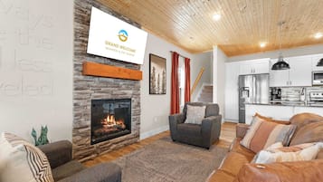 House, Multiple Beds, Hot Tub, Garden View (The Roost ) | Living area