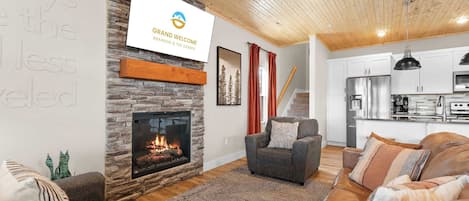 Hus - flere senge - boblebad - udsigt til have (The Roost ) | Opholdsområde