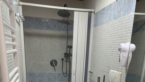 مجففات شعر، مناشف، صابون، شامبو