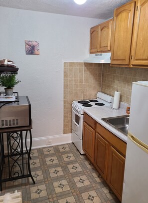 Private kitchen - Philly Favorite, 1BR, Porch, Kitchen & In-Unit W/D in Historic Germantown (Philadelphia)