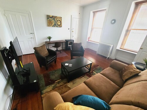 Great 1BR Apt, Porch, Easy Parking & Access to Transit