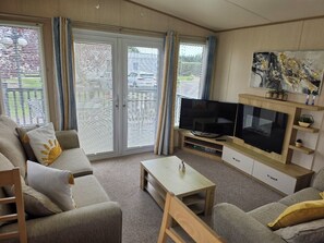 TV, fireplace - 8 birth Diamond rated Caravan, en-suite, with decking, Parkdean, Skegness (Skegness)