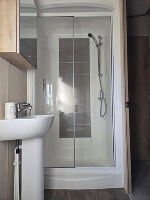 Shower, hair dryer, toilet paper - 8 birth Diamond rated Caravan, en-suite, with decking, Parkdean, Skegness (Skegness)