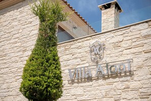 Villa | Interior detail - Chania Villa for 7 Near the sea (Kissamos)
