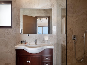 Villa | Bathroom - Chania Villa for 7 Near the sea (Kissamos)