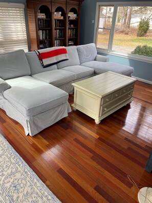 Living area - Spacious 4 bedroom with inground pool and walk to beach!! (Dennis)